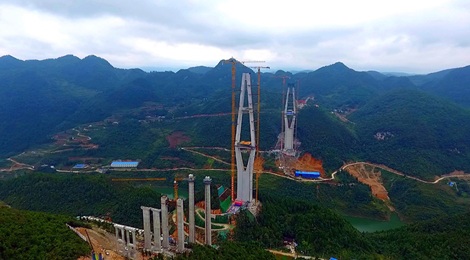 P7527 橋梁 中鐵廣州工程局塔機(jī)在貴州遵余高速TJ一Vll標(biāo)湘江特大橋工地 1.jpg